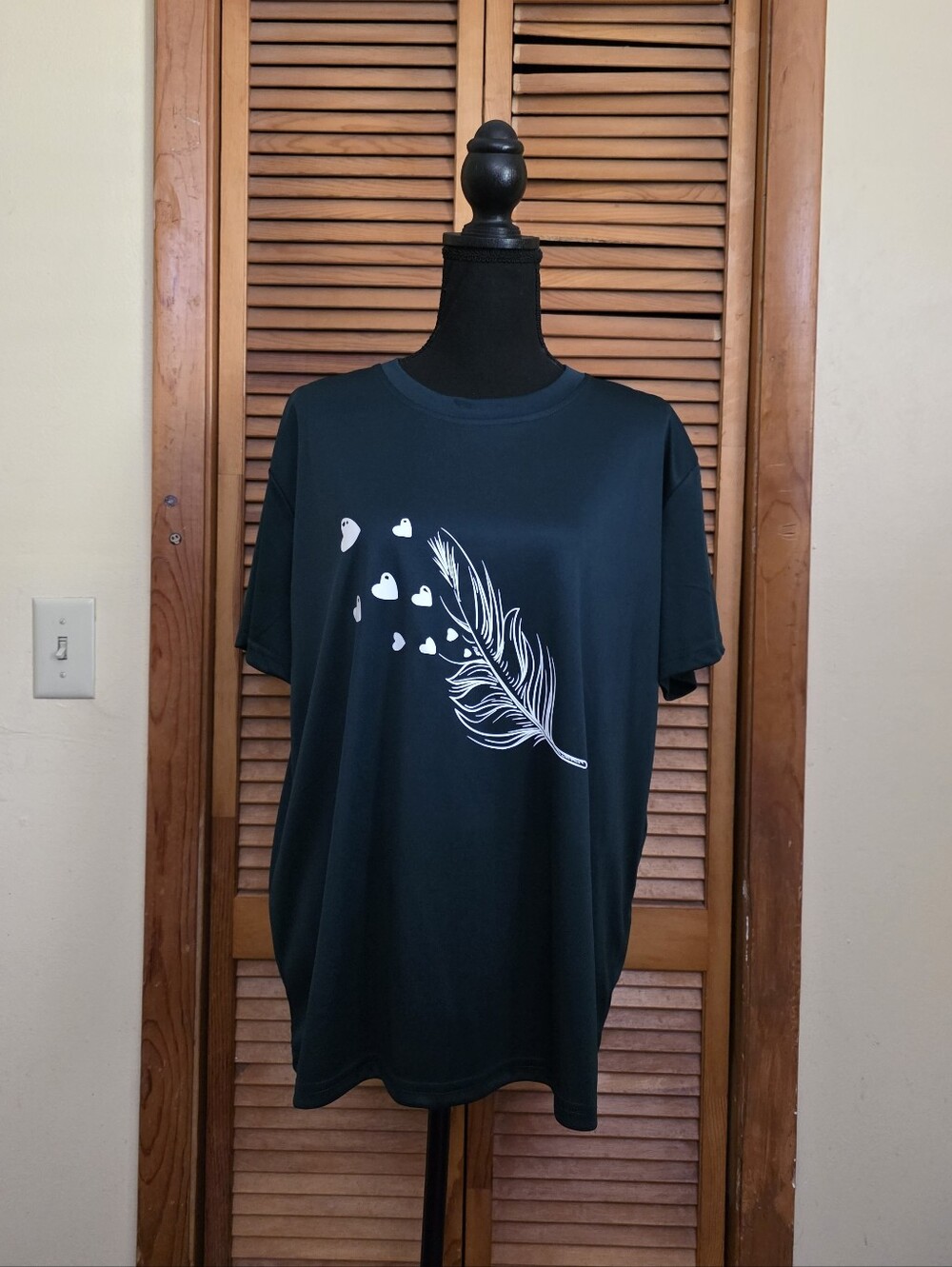 NWOT Shein Women's Dark Green Feather and Hearts Graphic Tee Size 1XL